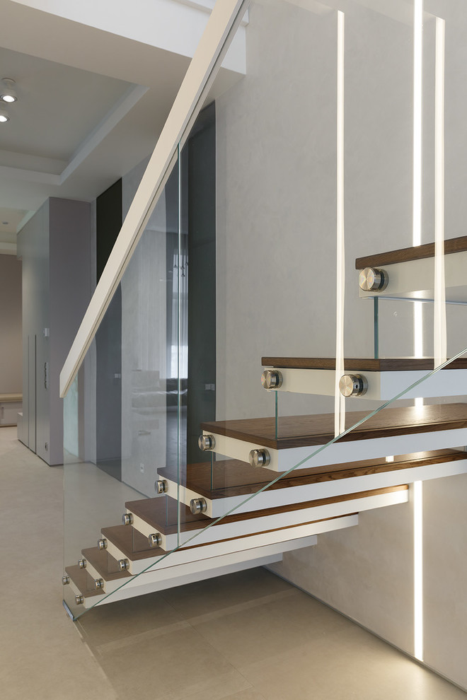 Réalisation d'un escalier design avec des marches en verre.