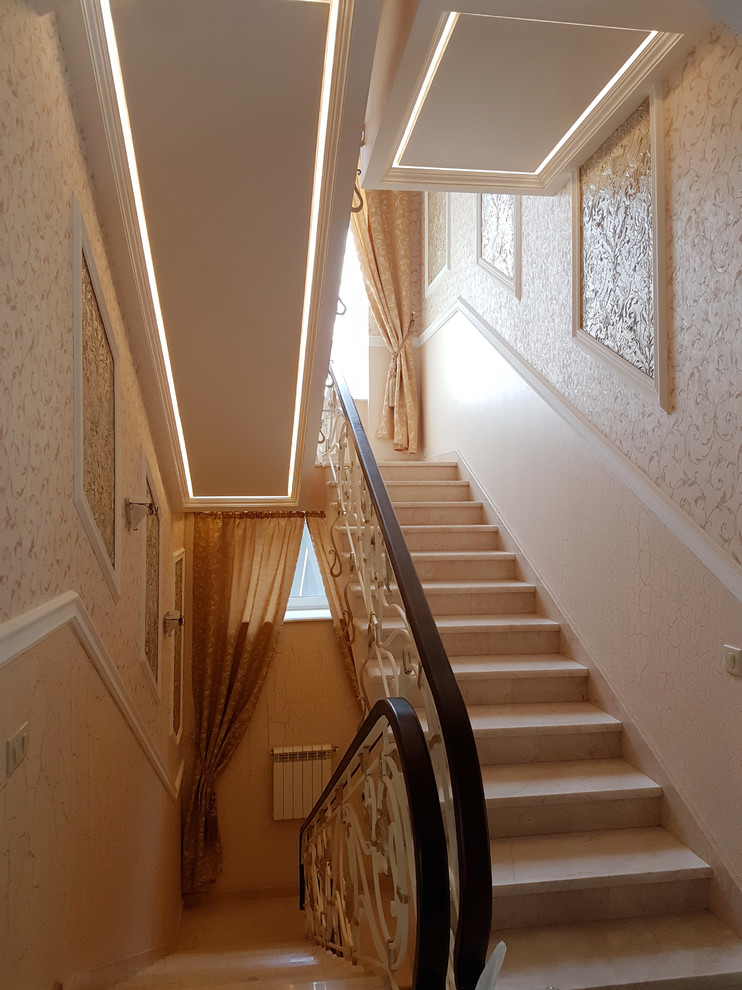 Источник вдохновения для домашнего уюта: п-образная лестница среднего размера в классическом стиле с мраморными ступенями, подступенками из мрамора и металлическими перилами