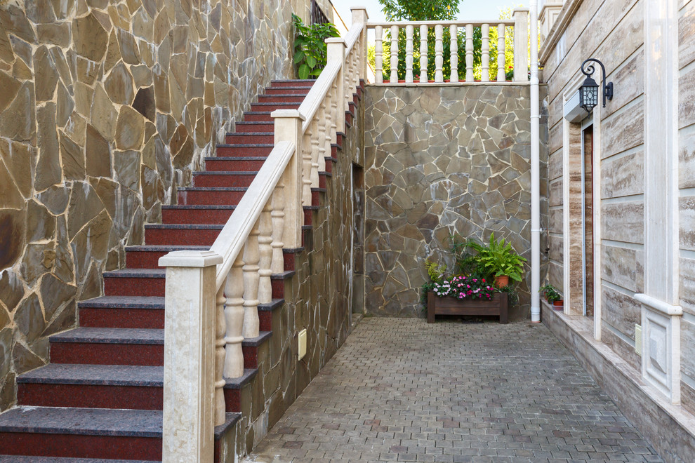 На фото: прямая лестница в средиземноморском стиле с мраморными ступенями