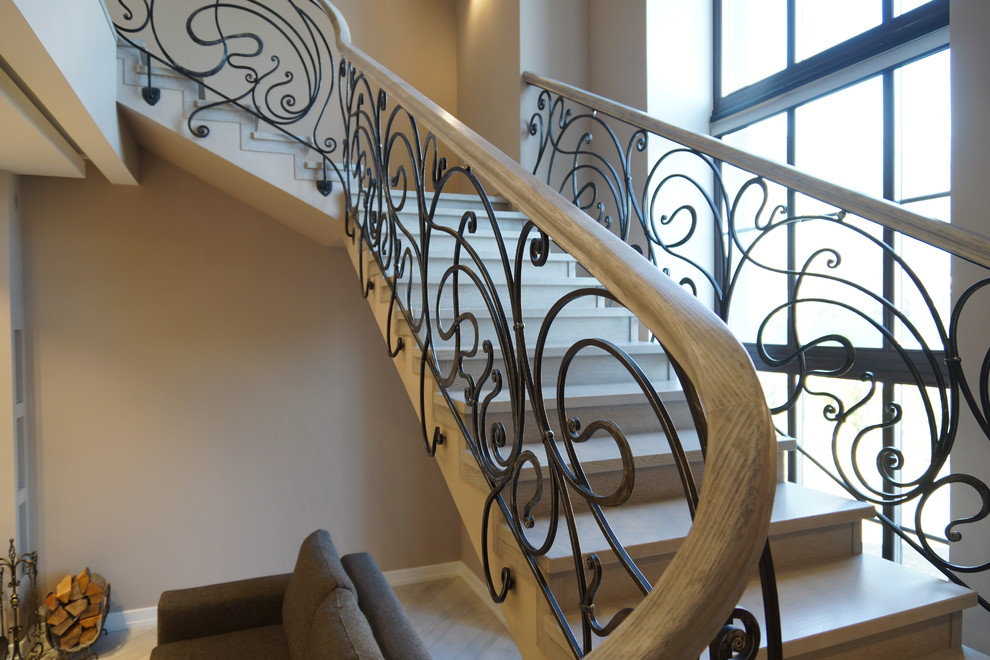 Пример оригинального дизайна: лестница в стиле неоклассика (современная классика)