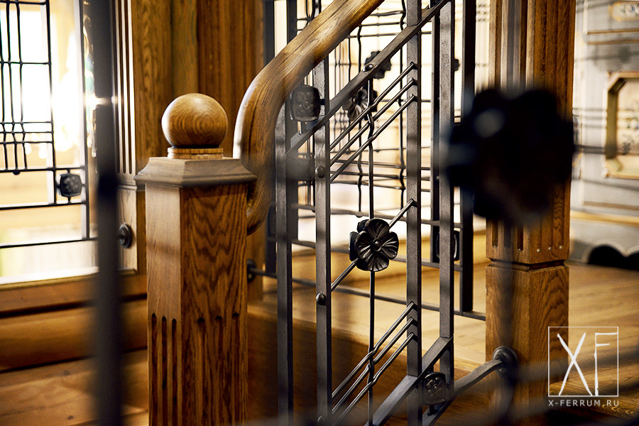 Свежая идея для дизайна: большая винтовая металлическая лестница в стиле рустика с деревянными ступенями и перилами из смешанных материалов - отличное фото интерьера