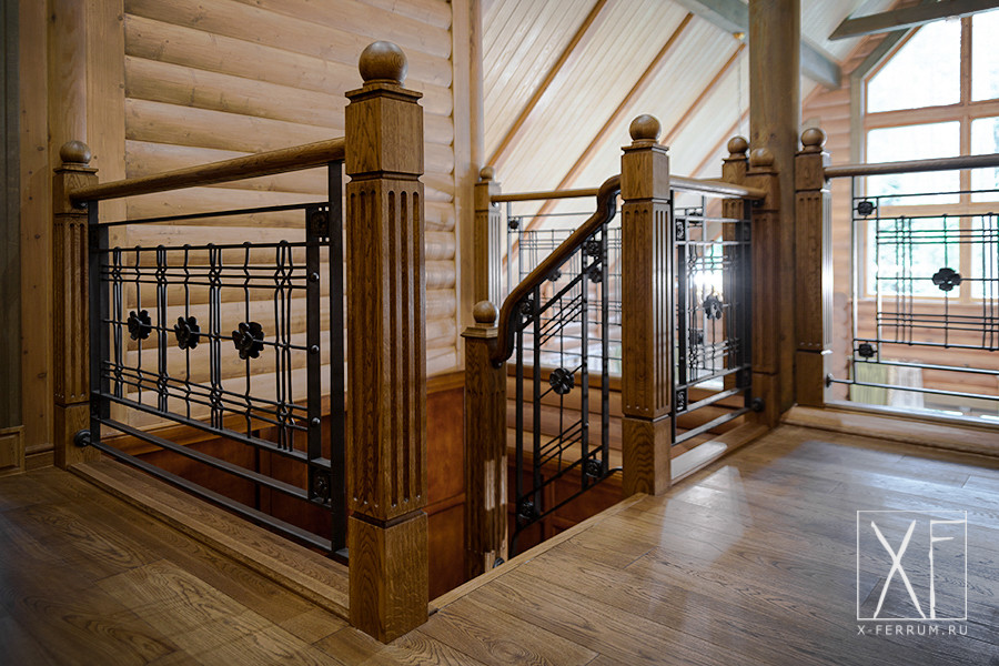 Diseño de escalera de caracol rural grande con escalones de madera, contrahuellas de metal y barandilla de varios materiales