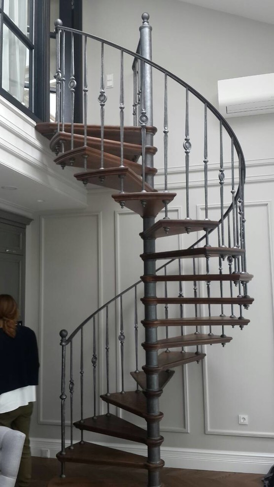 Стильный дизайн: маленькая винтовая лестница в классическом стиле с деревянными ступенями для на участке и в саду - последний тренд