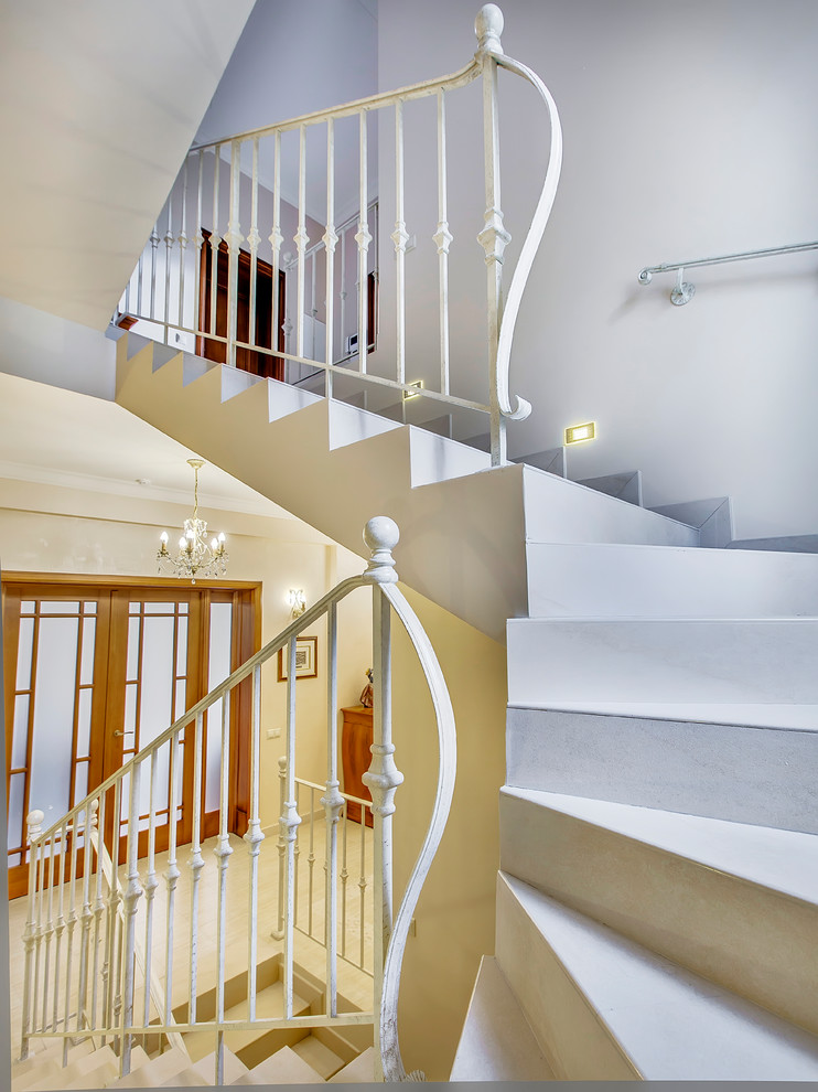 На фото: изогнутая лестница среднего размера в классическом стиле