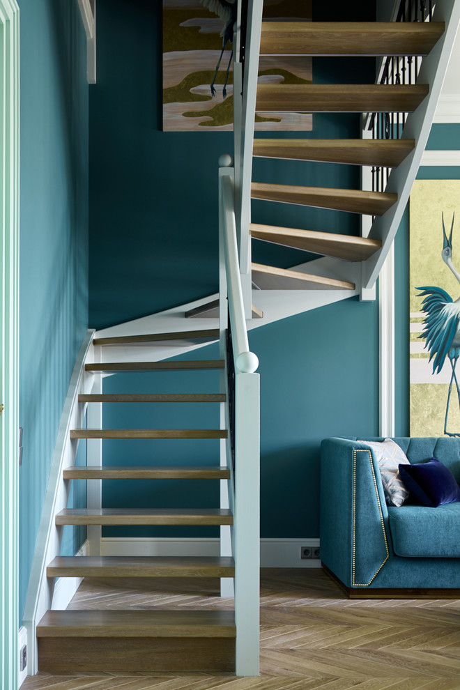 Свежая идея для дизайна: изогнутая лестница в современном стиле с деревянными ступенями и деревянными перилами без подступенок - отличное фото интерьера
