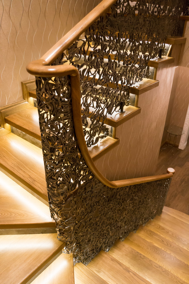 Идея дизайна: п-образная металлическая лестница в классическом стиле с деревянными ступенями