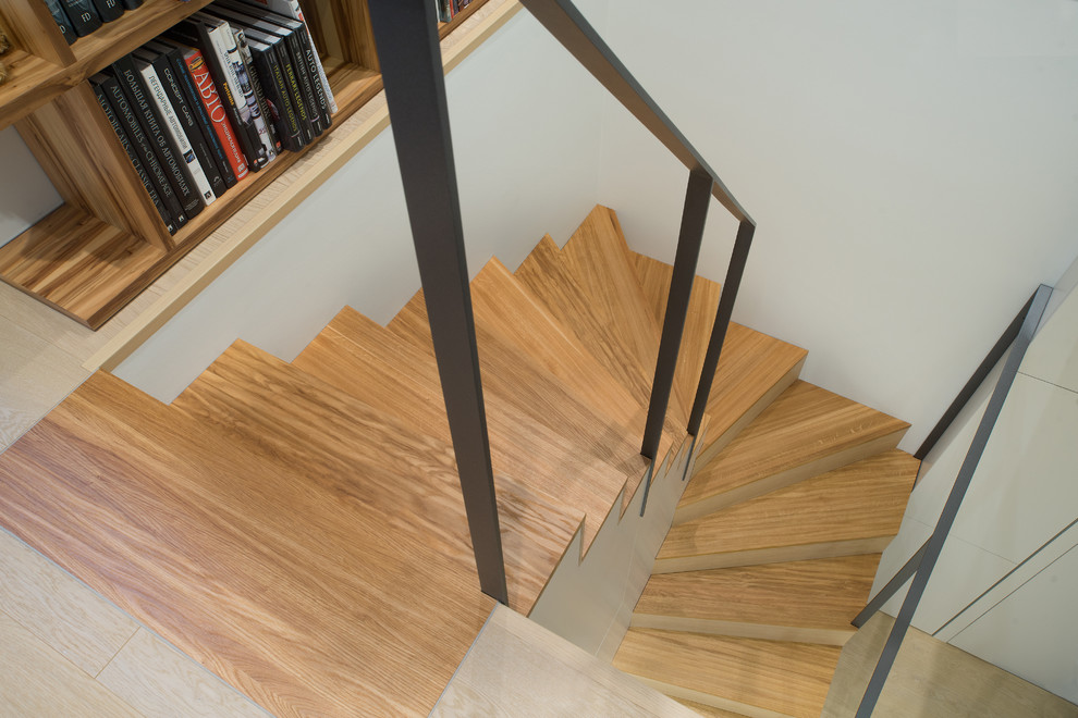 Mittelgroße Moderne Holztreppe in U-Form mit Holz-Setzstufen in Sankt Petersburg