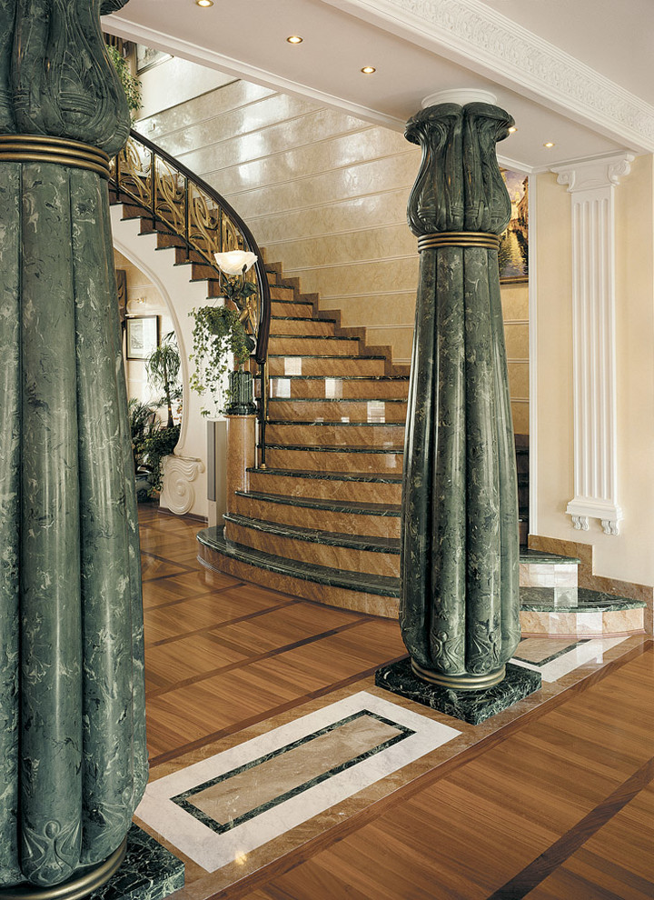 Gewendelte, Große Klassische Treppe mit gefliesten Treppenstufen und gefliesten Setzstufen in Moskau
