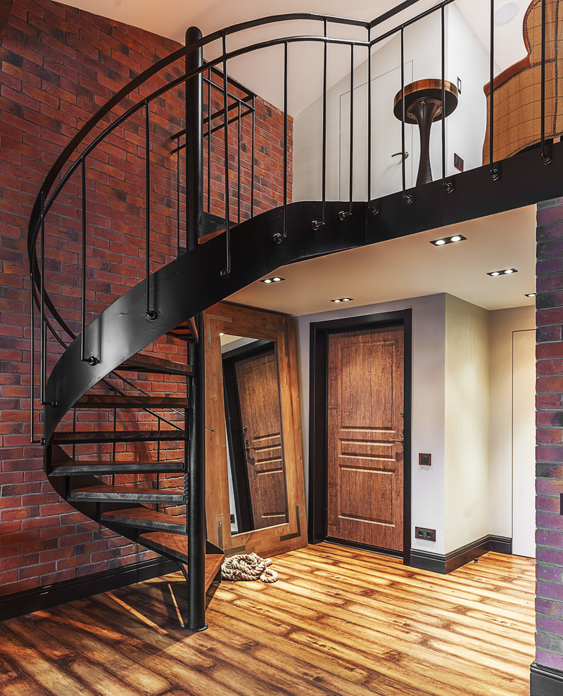 Пример оригинального дизайна: винтовая лестница в стиле лофт с деревянными ступенями без подступенок