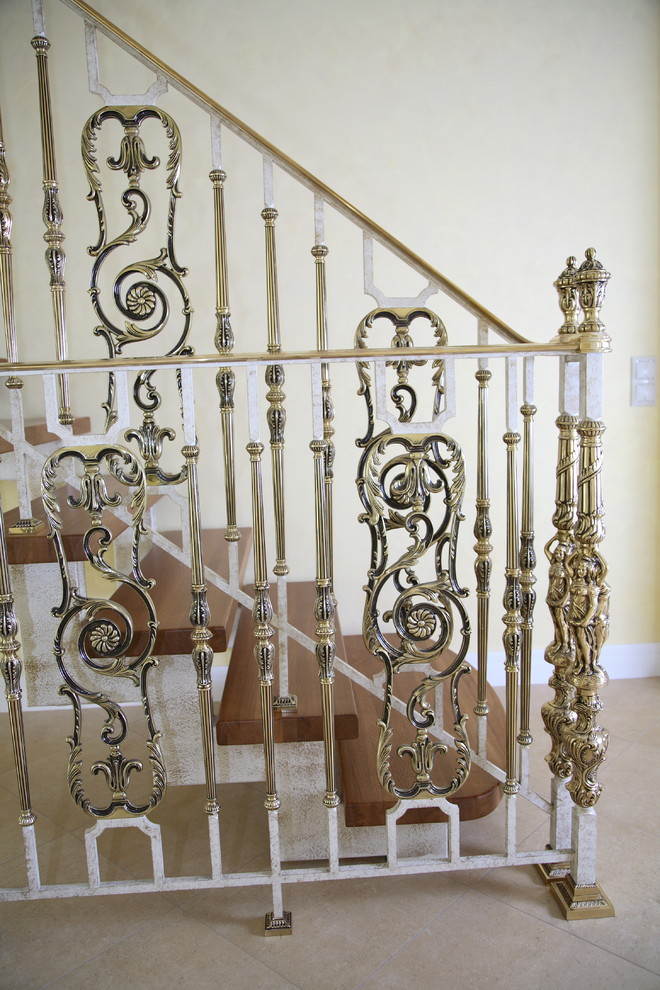 Diseño de escalera recta tradicional grande con escalones de madera y barandilla de metal