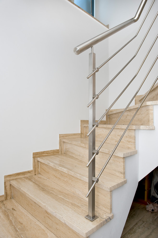 Пример оригинального дизайна: маленькая угловая лестница в современном стиле с мраморными ступенями, подступенками из мрамора и металлическими перилами для на участке и в саду