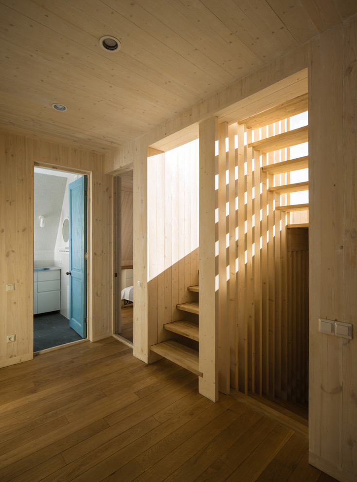Imagen de escalera recta rural de tamaño medio sin contrahuella con escalones de madera y barandilla de madera