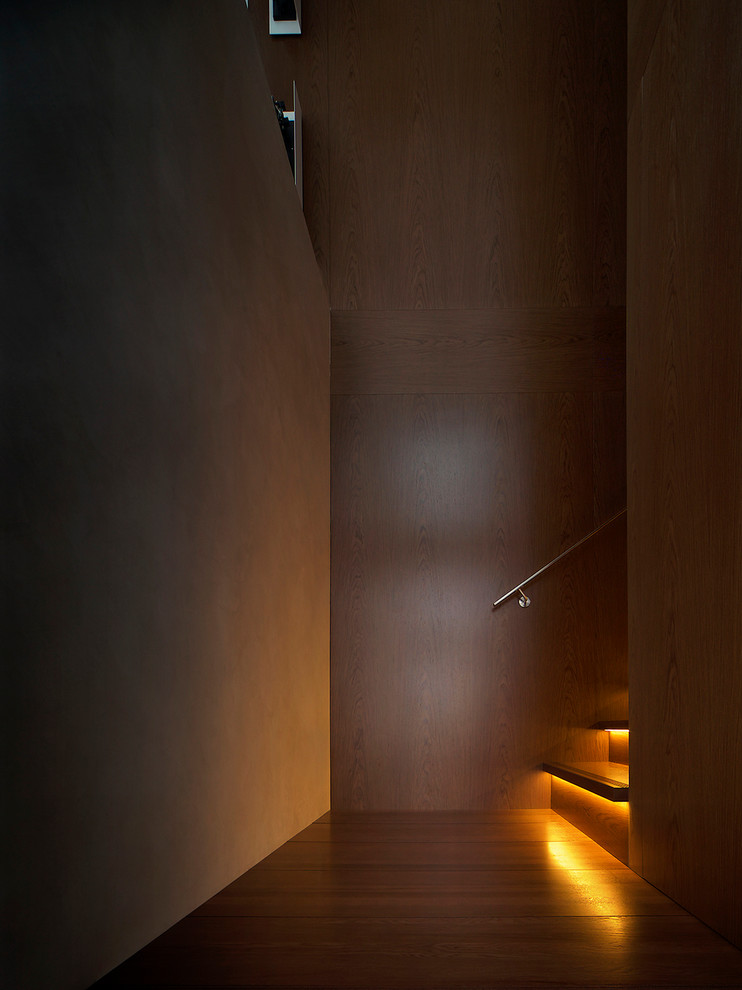 На фото: прямая деревянная лестница среднего размера в стиле модернизм с деревянными ступенями с