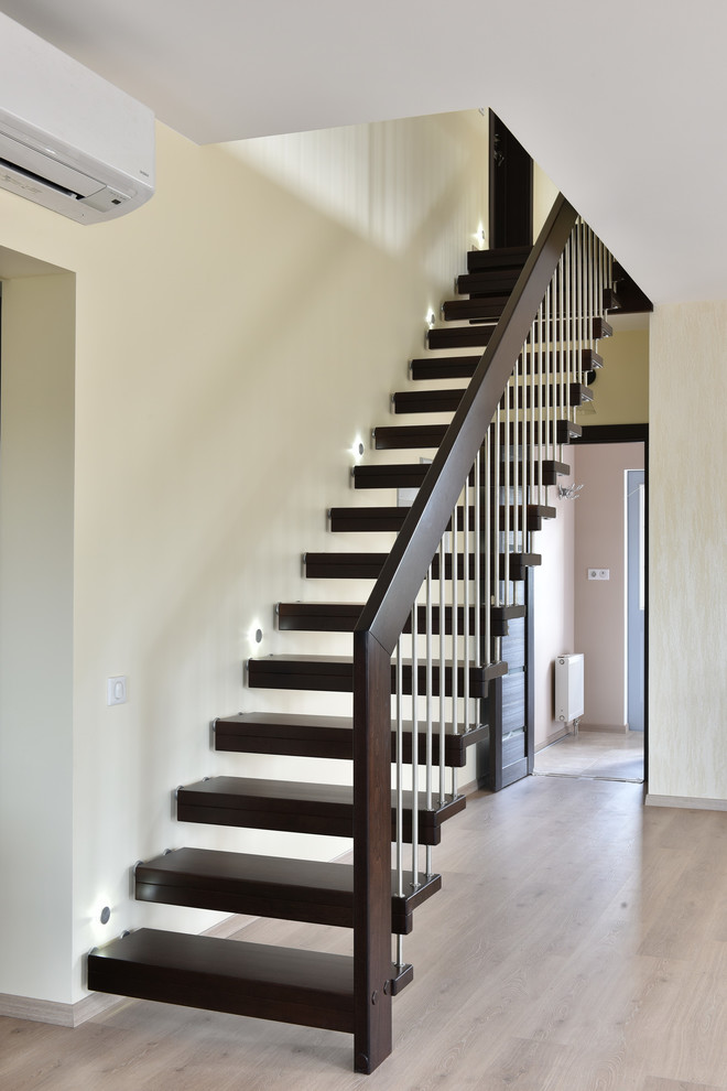 Ejemplo de escalera recta contemporánea de tamaño medio sin contrahuella con escalones de madera