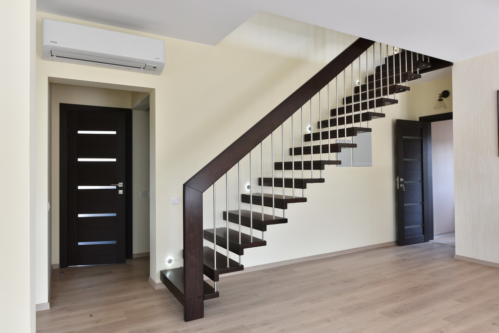 Пример оригинального дизайна: прямая лестница среднего размера в современном стиле с деревянными ступенями без подступенок