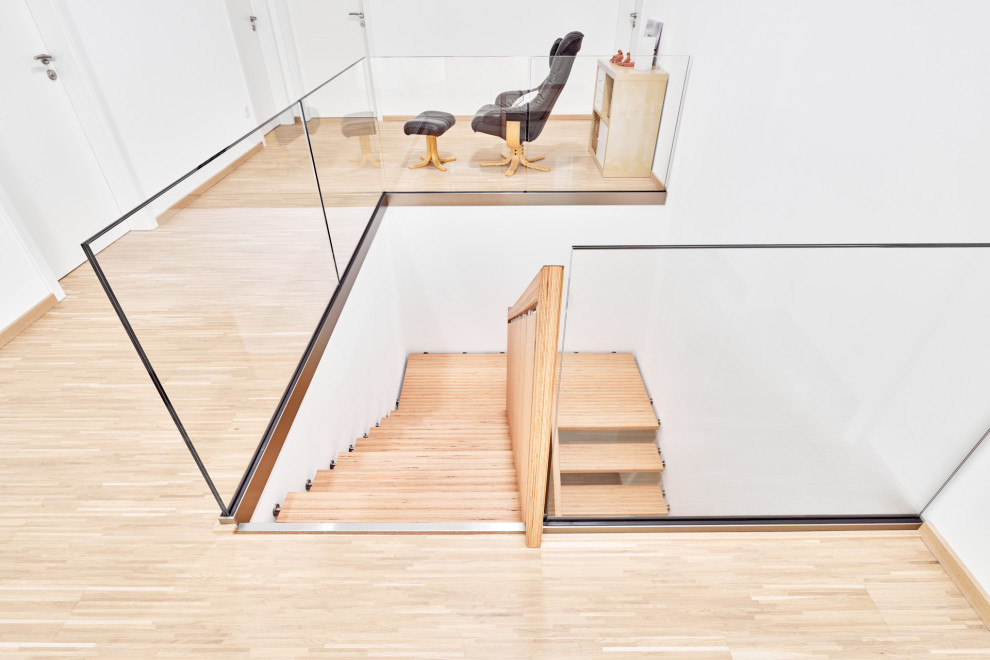Стильный дизайн: п-образная лестница в современном стиле с деревянными ступенями и деревянными перилами без подступенок - последний тренд