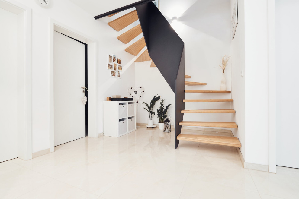 Пример оригинального дизайна: изогнутая лестница в современном стиле с деревянными ступенями без подступенок