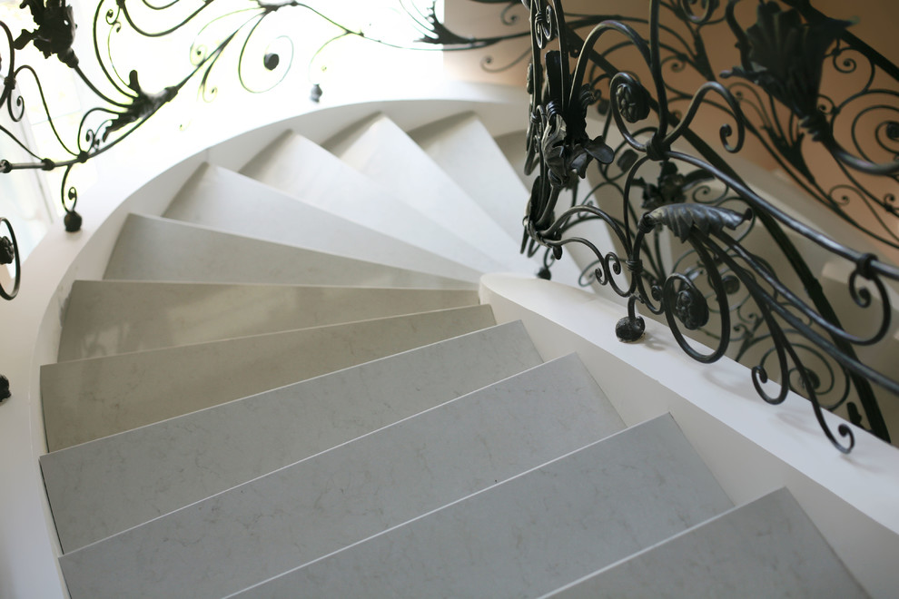 Стильный дизайн: винтовая лестница среднего размера в классическом стиле с мраморными ступенями и металлическими перилами - последний тренд