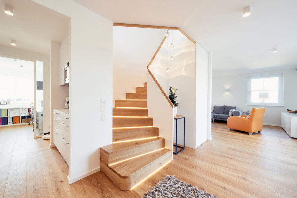 Стильный дизайн: деревянная лестница в скандинавском стиле с деревянными ступенями и деревянными перилами - последний тренд