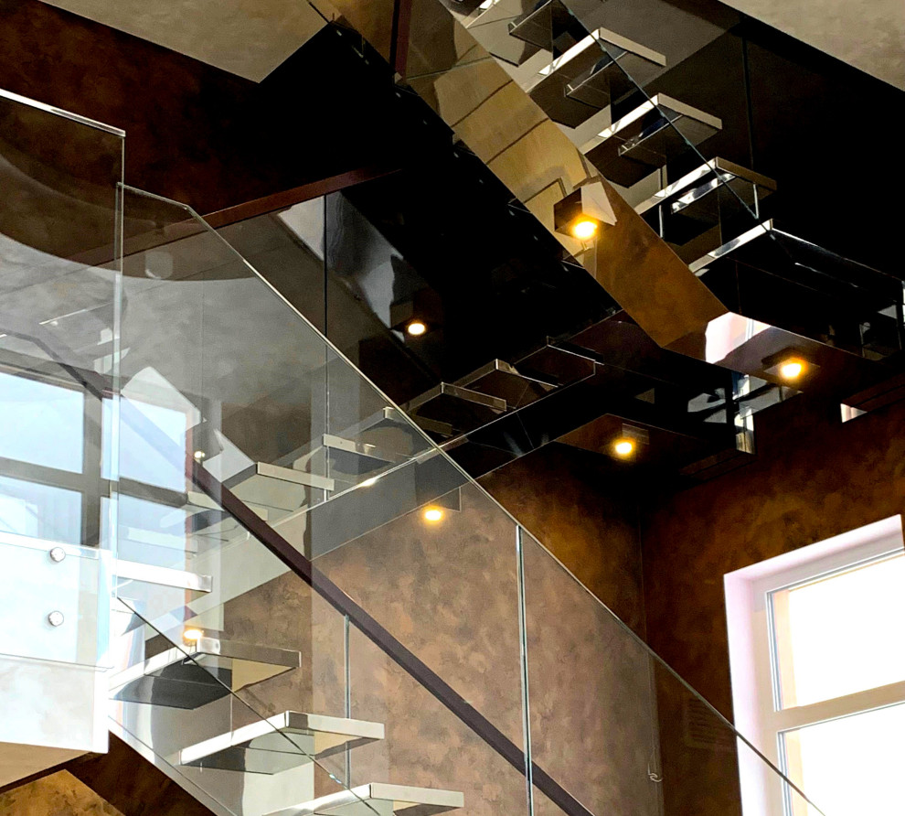 Пример оригинального дизайна: п-образная лестница в стиле неоклассика (современная классика) с деревянными ступенями и стеклянными перилами
