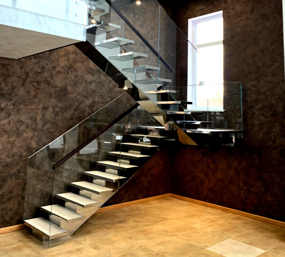 На фото: п-образная лестница в стиле неоклассика (современная классика) с деревянными ступенями и стеклянными перилами с