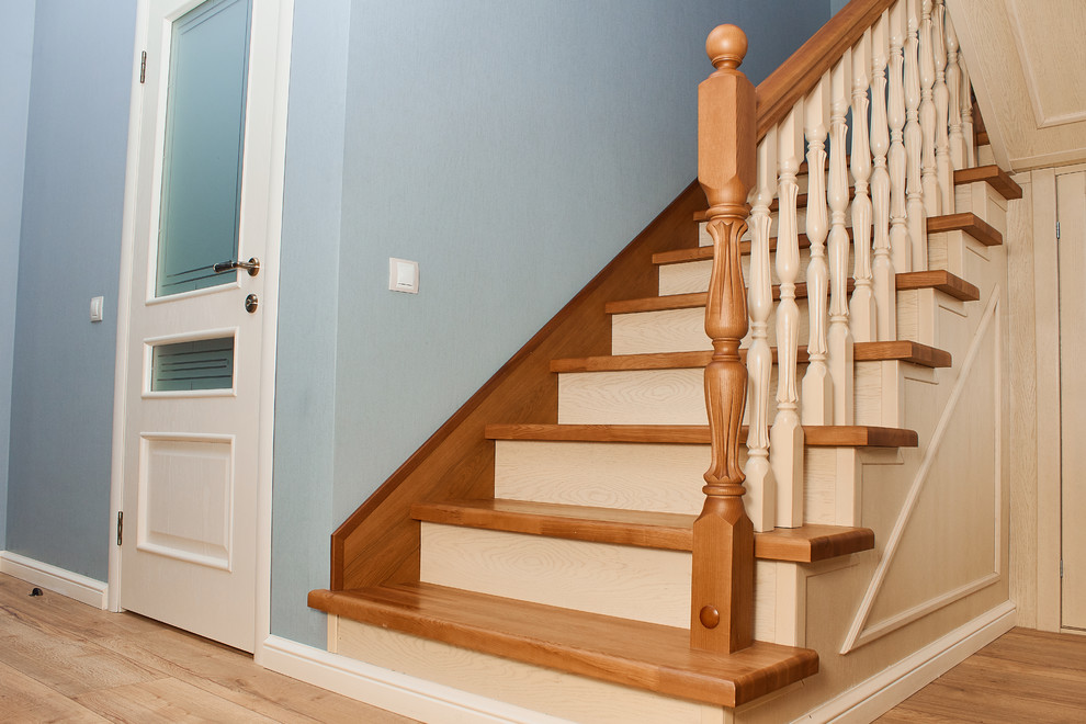 На фото: п-образная деревянная лестница с деревянными ступенями и деревянными перилами