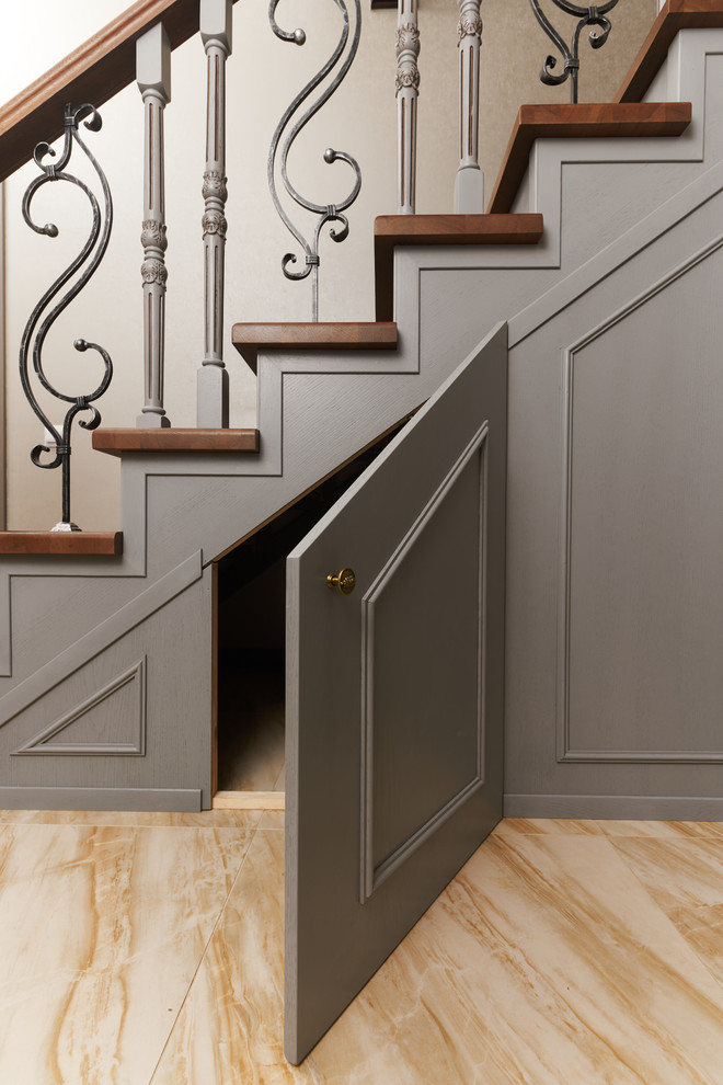 Diseño de escalera en U con escalones de madera, contrahuellas de madera y barandilla de varios materiales
