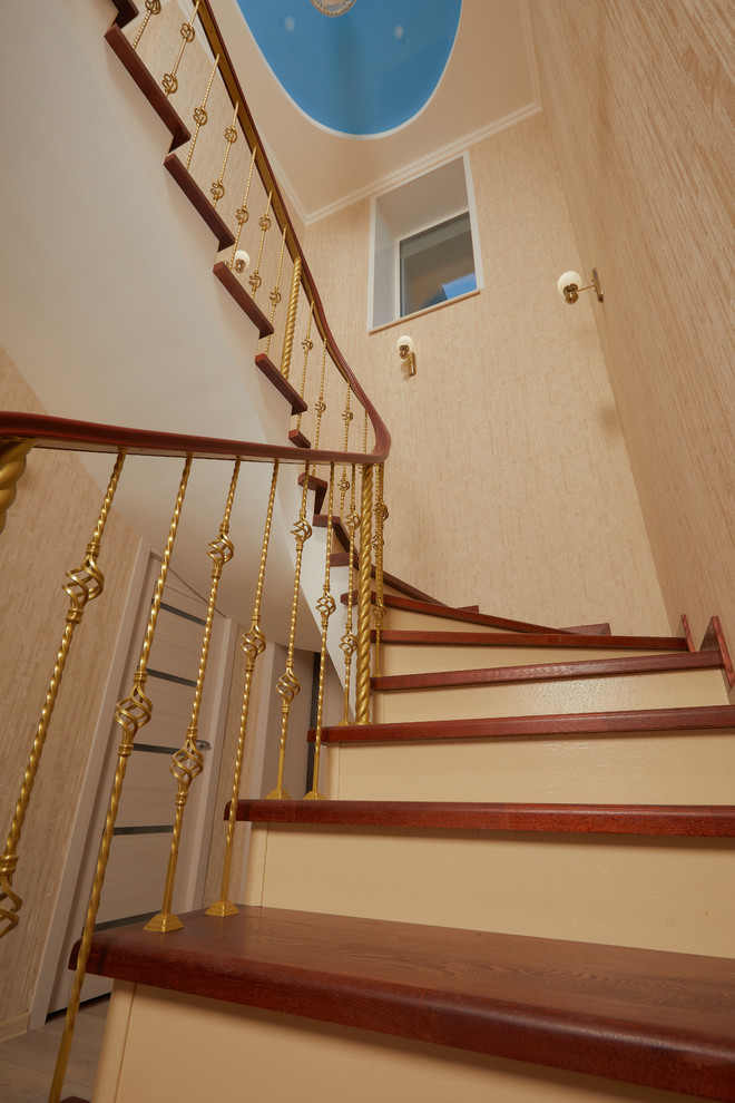 Idéer för att renovera en svängd trappa i trä, med sättsteg i trä och räcke i flera material