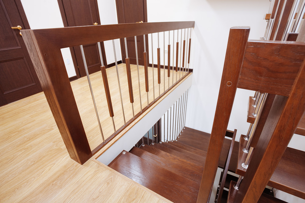Стильный дизайн: п-образная лестница среднего размера в современном стиле с деревянными ступенями и перилами из смешанных материалов - последний тренд