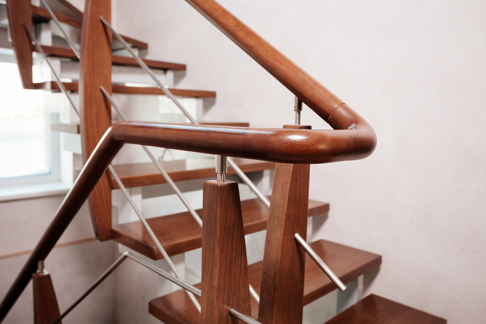 Cette image montre un escalier design de taille moyenne avec des marches en bois.