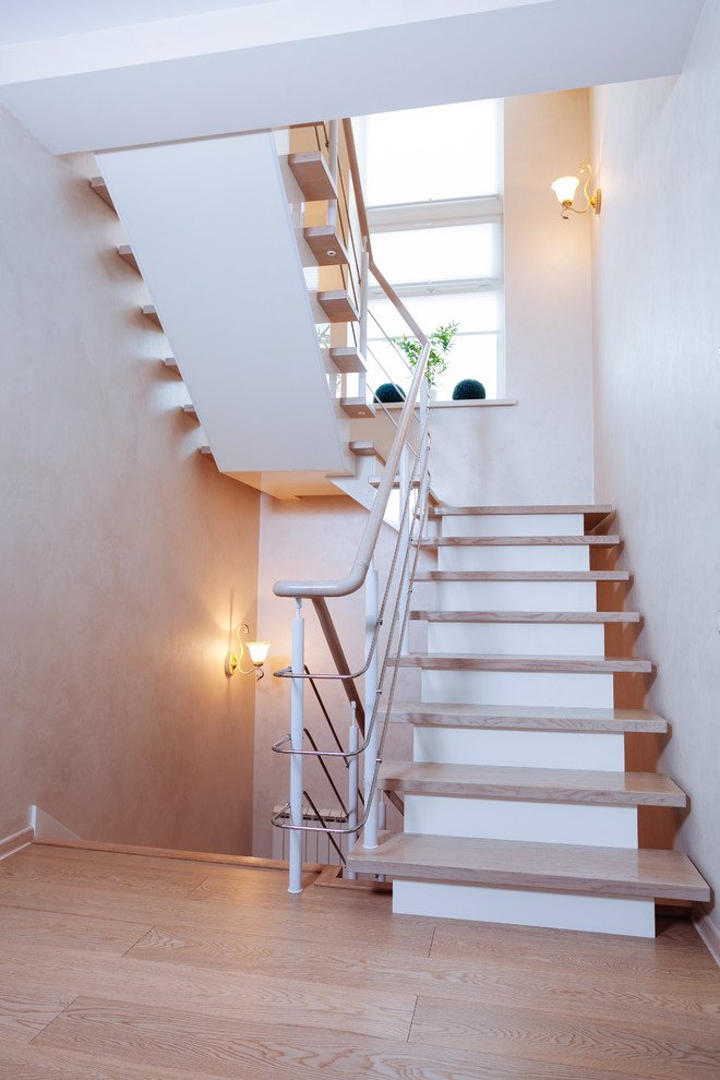 На фото: п-образная деревянная лестница среднего размера в современном стиле с деревянными ступенями с
