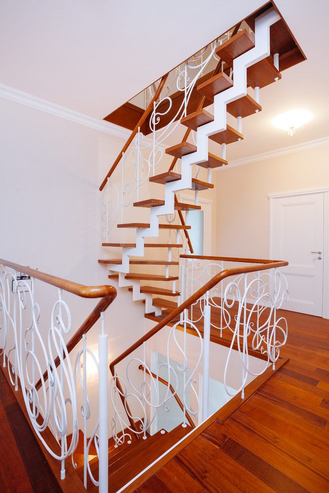 Mittelgroße Klassische Holztreppe in L-Form mit Stahlgeländer in Sonstige