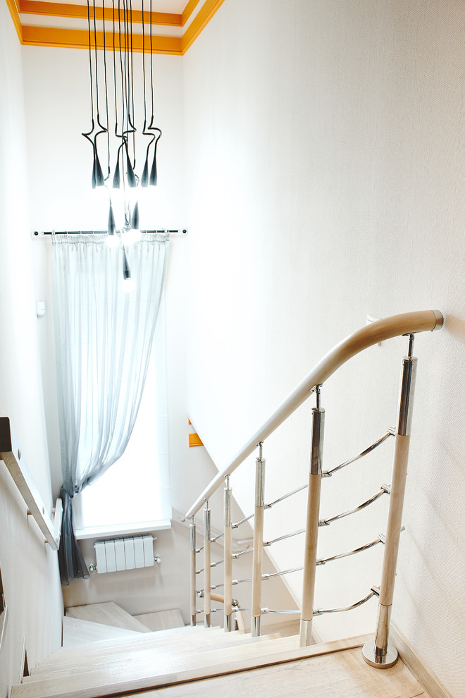 Свежая идея для дизайна: п-образная лестница с деревянными ступенями и перилами из смешанных материалов - отличное фото интерьера