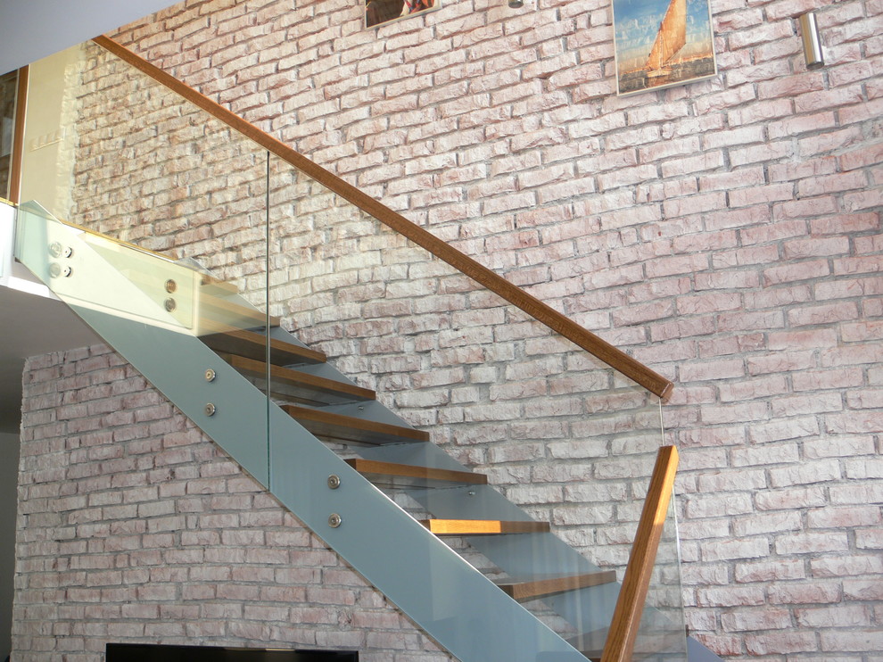Лестница на тетива с ограждением из стекла - Modern - Treppen - Moskau ...