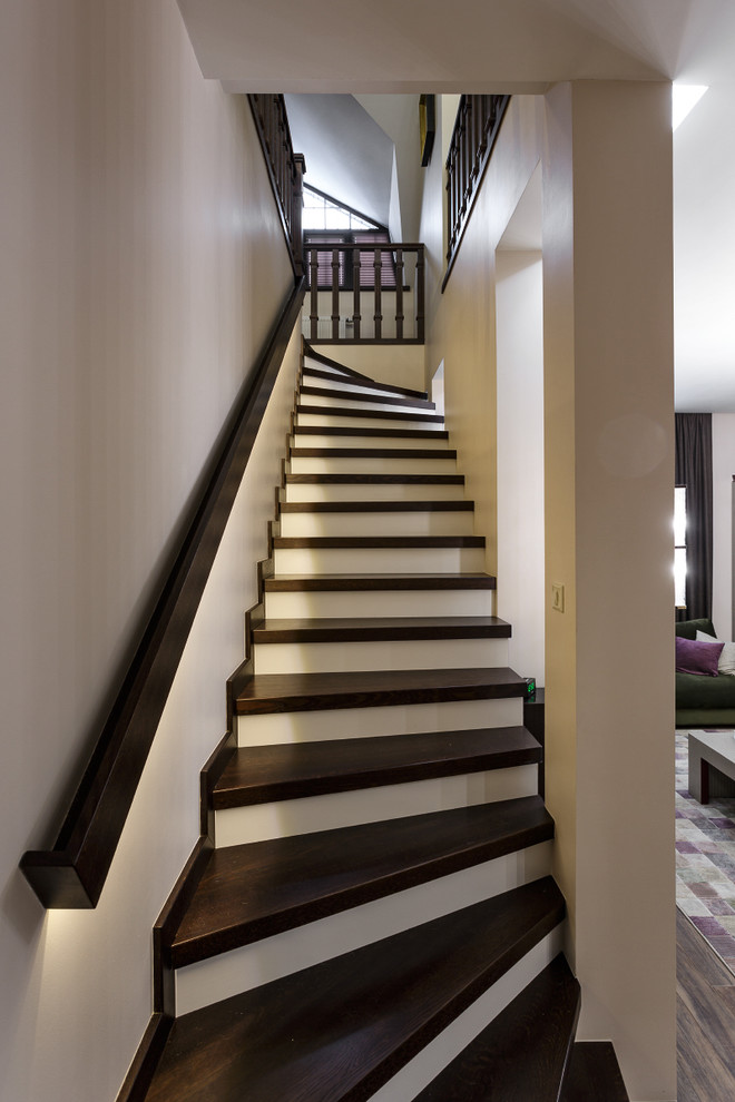 Источник вдохновения для домашнего уюта: угловая лестница в классическом стиле с деревянными ступенями и деревянными перилами