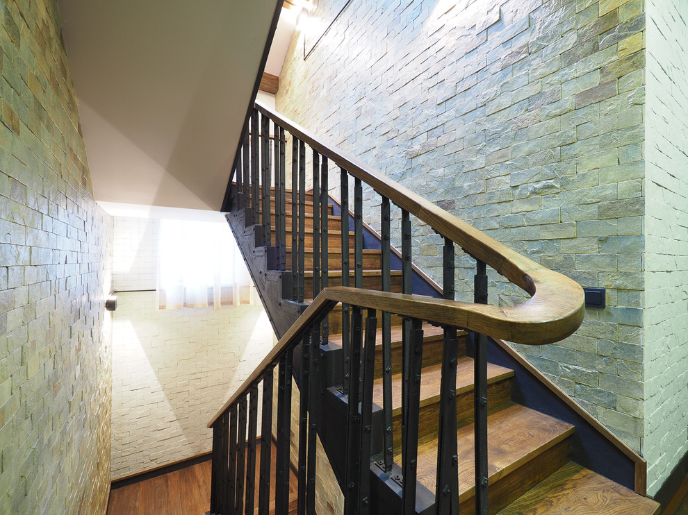 Свежая идея для дизайна: п-образная деревянная лестница среднего размера в стиле лофт с деревянными ступенями и металлическими перилами - отличное фото интерьера