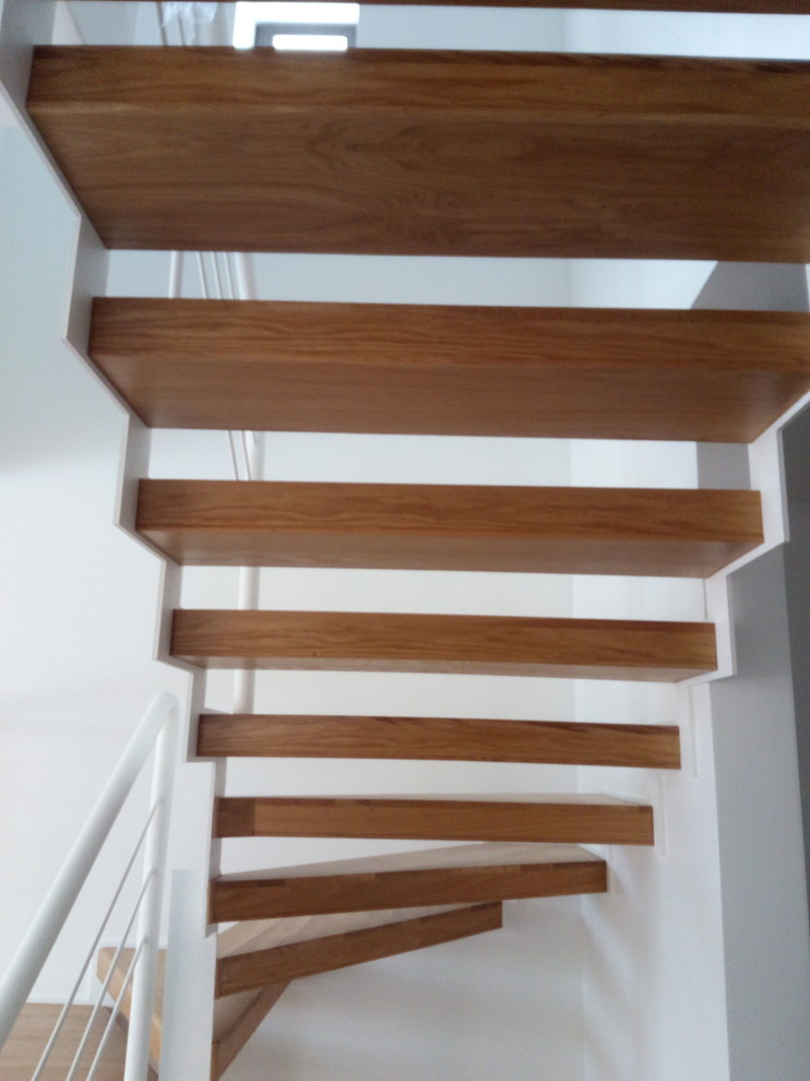 Стильный дизайн: п-образная лестница среднего размера в стиле лофт с деревянными ступенями и металлическими перилами - последний тренд
