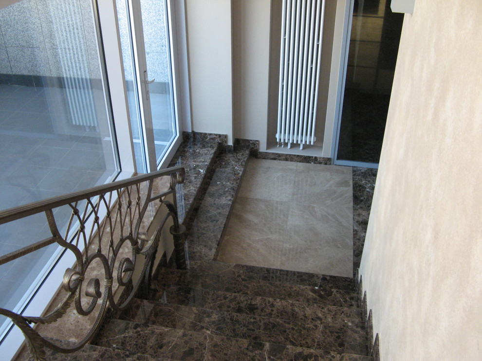 Источник вдохновения для домашнего уюта: большая прямая лестница в классическом стиле с мраморными ступенями и подступенками из мрамора