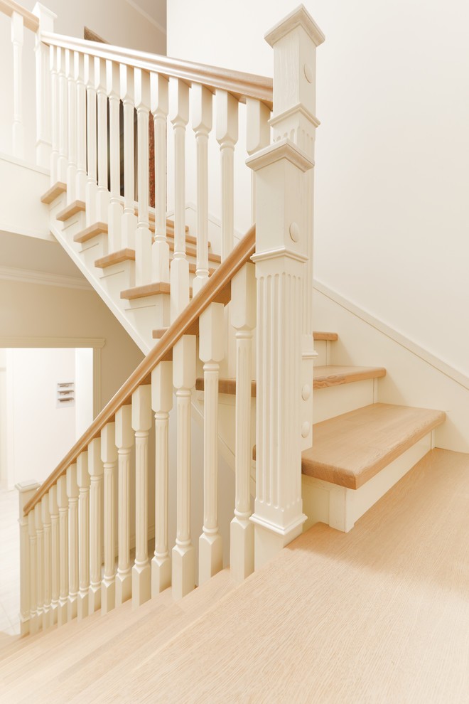 Idée de décoration pour un escalier en U avec des marches en bois, des contremarches en bois et un garde-corps en bois.