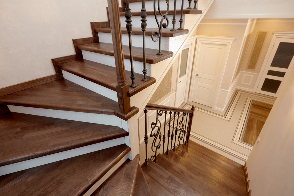 На фото: п-образная деревянная лестница с деревянными ступенями и перилами из смешанных материалов