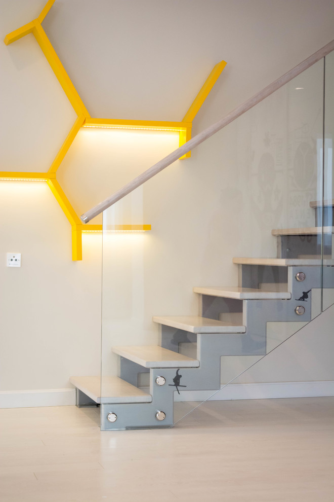 Идея дизайна: большая п-образная лестница в современном стиле с деревянными ступенями и стеклянными перилами