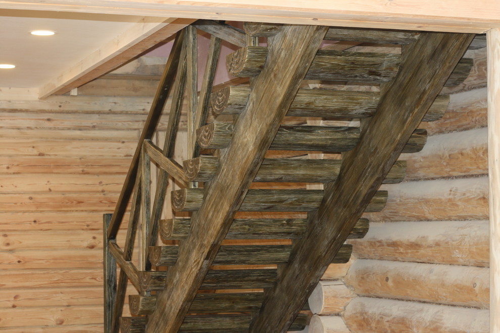 Modelo de escalera en L campestre de tamaño medio con escalones de madera pintada, contrahuellas de madera pintada y barandilla de madera