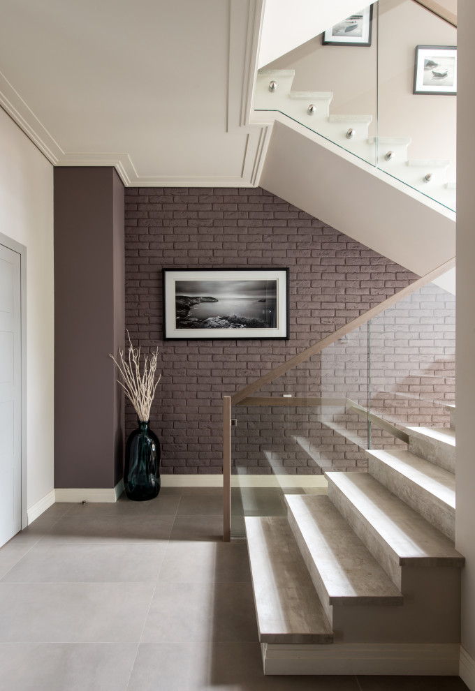 Стильный дизайн: п-образная лестница в современном стиле с перилами из смешанных материалов - последний тренд