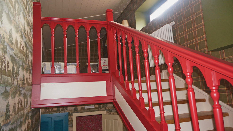 На фото: п-образная деревянная лестница среднего размера в викторианском стиле с деревянными ступенями и деревянными перилами