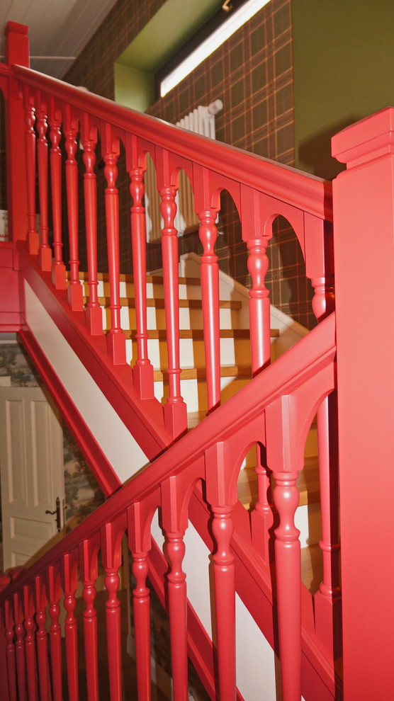 Пример оригинального дизайна: п-образная деревянная лестница среднего размера в викторианском стиле с деревянными ступенями и деревянными перилами