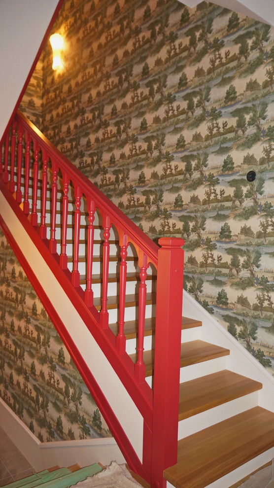 Foto de escalera en U clásica de tamaño medio con escalones de madera, contrahuellas de madera y barandilla de madera