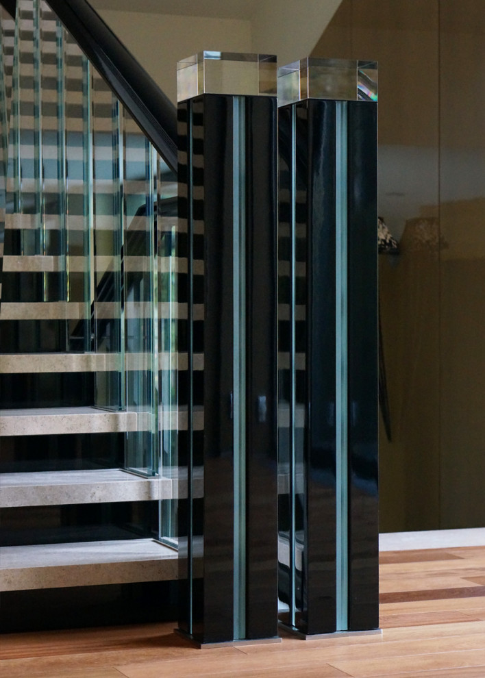 Стильный дизайн: большая прямая лестница в стиле модернизм с мраморными ступенями, крашенными деревянными подступенками и деревянными перилами - последний тренд