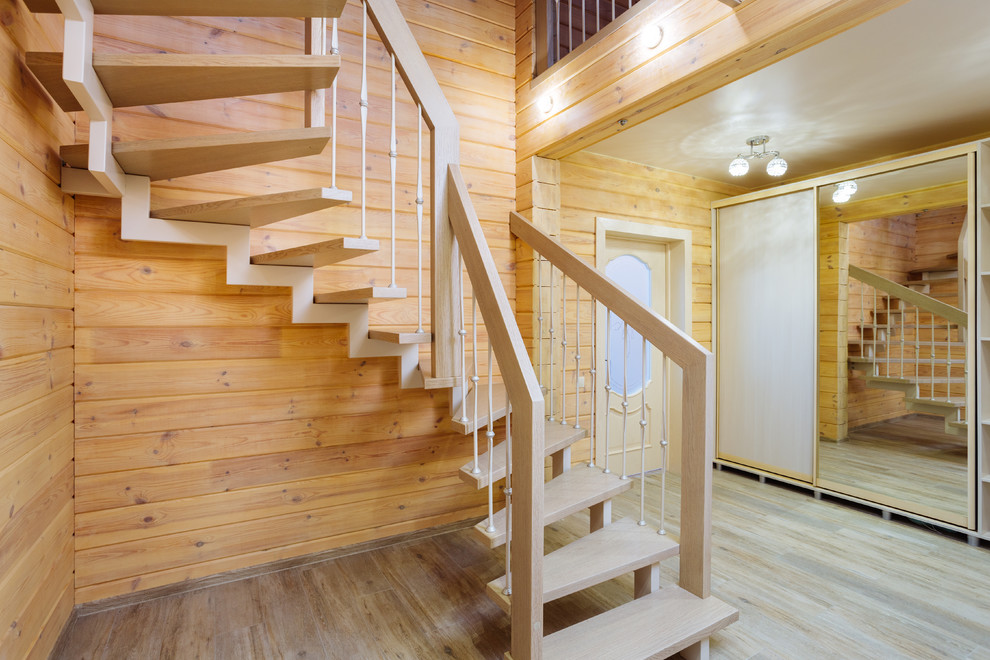 Свежая идея для дизайна: угловая лестница среднего размера в стиле неоклассика (современная классика) с деревянными ступенями и перилами из смешанных материалов - отличное фото интерьера