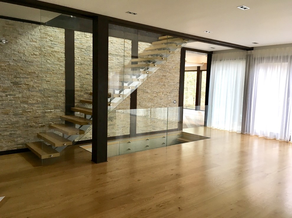 Источник вдохновения для домашнего уюта: металлическая лестница в современном стиле с деревянными ступенями и стеклянными перилами