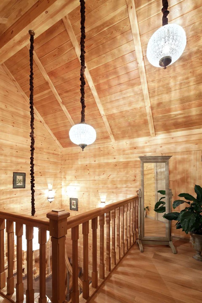 Стильный дизайн: маленькая п-образная деревянная лестница в классическом стиле с деревянными ступенями и деревянными перилами для на участке и в саду - последний тренд